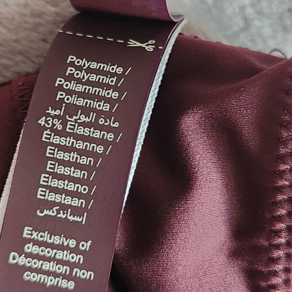 New Nike Skims Matte Micro Scoop Bra XS Currant Sports NSKM BRSPT5120-CUR